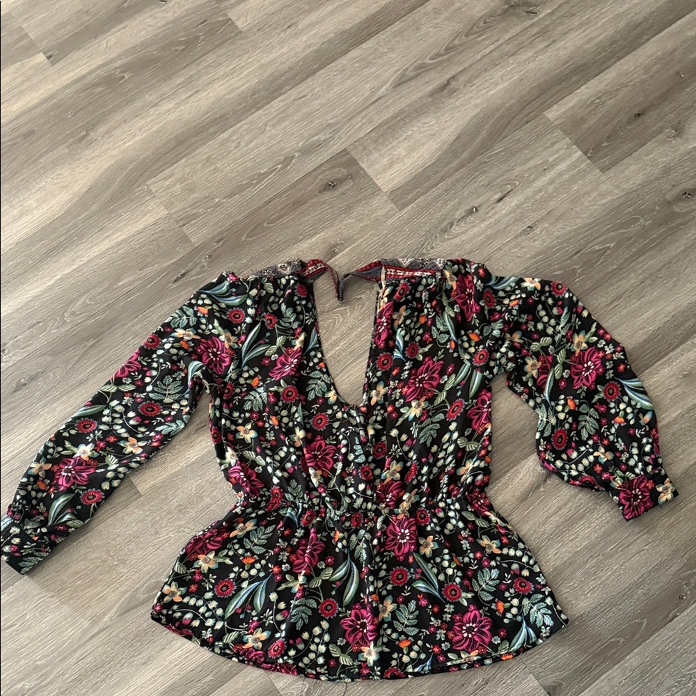Gimmicks by BKE Floral V-Neck Blouse - Black and Pink